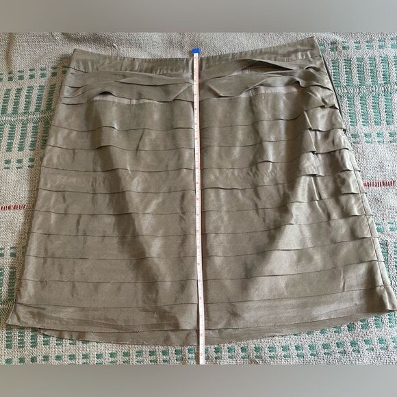 The Loft, Tiered, Silk Skirt, Gray, Thigh Length, Size 8 - Picture 9 of 9